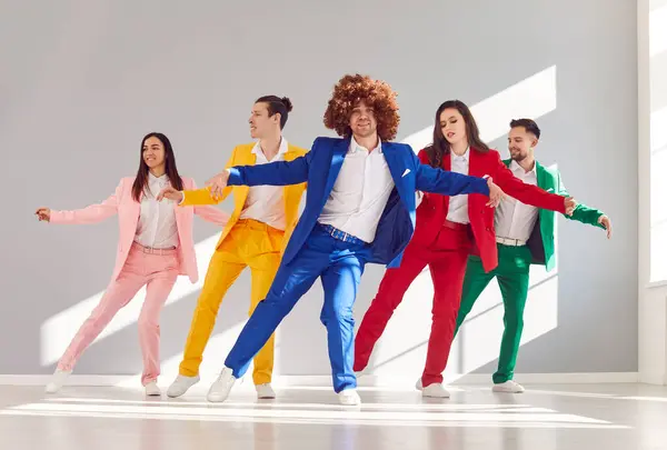 Zgodzie Stylem Grupa Pięciu Wesołych Ludzi Koordynowanych Taniec Linii Ubranych — Zdjęcie stockowe