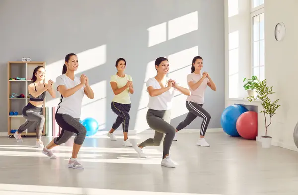 Группа Сильных Активных Женщин Занимающихся Спортивными Упражнениями Тренажерном Зале Счастливые — стоковое фото