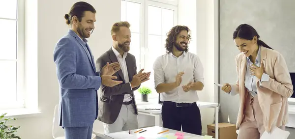 在办公室的一次会议上 快乐的商界人士为她们的女同事喝彩 男同事们为支持她的发言而鼓掌 快乐的女人向与会者鞠躬致谢 — 图库照片