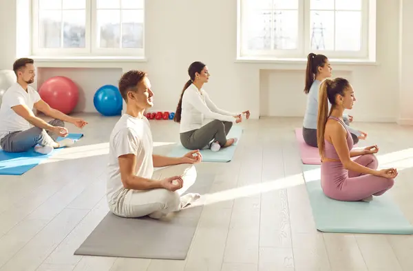 Йоги Сидят Позе Медитации Спортивная Группа Занимается Йогой Студии Успокаивая — стоковое фото