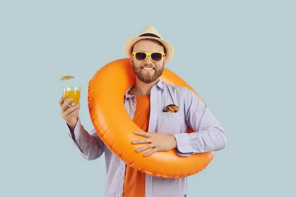 Забавна Людина Надувному Кільці Тримає Склянку Соку Посміхається Готова Відпустки — стокове фото