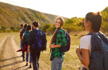 Bir grup arkadaş tarafından çevrelenmiş kendine güvenen bir kadın yürüyüşçü portresi. Birlikte, takım yeni ufuklar keşfediyor ve tatil gezisi sırasında unutulmaz anılar yaratıyorlar..