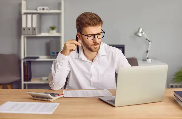 Ofiste Dizüstü Bilgisayar Kullanarak Odaklanmış Gözlüklü Bir Adamı Odaklanmış Mali — Stok fotoğraf