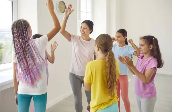 Grupa Dzieci Bawiących Się Trenerem Sportowym Lub Nauczycielem Tańca Szczęśliwa — Zdjęcie stockowe