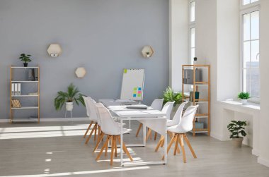 İş toplantıları için modern ofisin içi boş. Konferans masası, dizüstü bilgisayarları, rahat sandalyeleri, beyaz tahtaları, rafları, kapalı bitkileri ve parlak pencereleri olan güzel bir ofis.