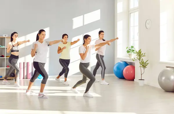 Группа Женщин Занимающихся Фитнесом Самообороной Тренировки Оставаться Хорошей Форме Состоянии — стоковое фото