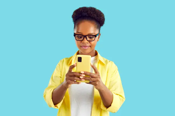 Serious Afroamerican Woman Curly Hair Ponytail Wearing Yellow Shirt Glasses — Stock Photo, Image