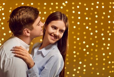 Sevgi dolu bir çift Sevgililer Günü 'nü kutlar. Sevgi dolu bir öpücükle çelenklere sarılırlar. Aşk portresi mutluluk, romantizm ve aşkın ruhunu gösterir..