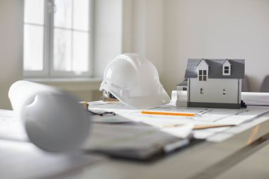 Evin tasarımı, miğferi ve mühendis aletleriyle birlikte mimari planının planının fotoğrafını çek. Mimarlık, inşaat, inşaat, gayrimenkul ve tasarım projesi konsepti.