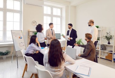 Görevdeki uzmanlardan oluşan bir heyet aktif olarak diyalog, fikir ve strateji alışverişi yapar. Profesyonel katılımcıların paylaştığı ve dinlediği, fikir ve plan alışverişinde bulunduğu iş ekibi toplantısı.