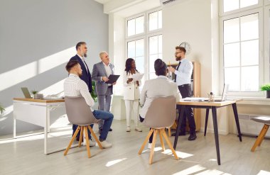 Bir grup iş adamı bir toplantıda sohbet ediyorlar. Şirket çalışanları ofiste konuşuyor ve beyin fırtınası yaparak harika kararlar veriyorlar. İş arkadaşları iş yerindeki meslektaşlarını dinlerler..