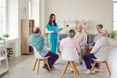 Huzurevindeki mutlu yaşlılar oturma odasında daireler çizip genç kız hemşire, bakıcı, terapist, psikolog ya da danışman ile sohbet ediyorlar. Grup terapi konsepti