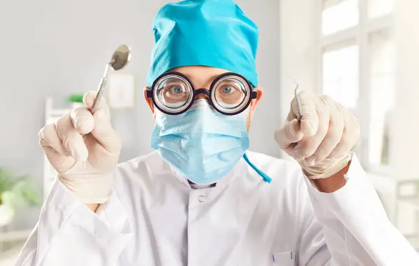Portrait Dentist Wearing Amusing Glasses Holding Medical Instruments Doctor Orthodontist — Stock Photo, Image