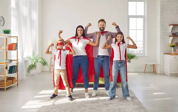 Wohnzimmer Versammelt Zeigt Eine Superheldenfamilie Mit Kindern Kostümen Imaginäre Stärke — Stockfoto