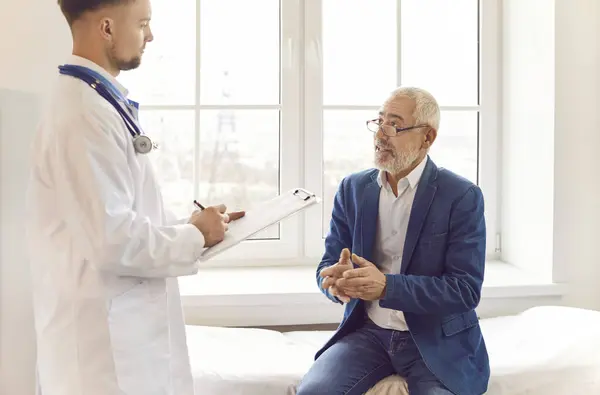 Ältere Männliche Patienten Unterhalten Sich Während Einer Sprechstunde Einer Krankenhauspraxis — Stockfoto