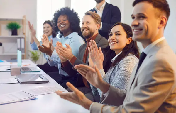 Die Unterschiedlichsten Geschäftsleute Applaudieren Gemeinsam Bei Einer Veranstaltung Büro Und — Stockfoto