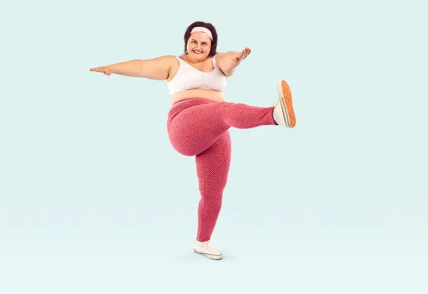 Szczęśliwa Kobieta Nadwagą Robi Trening Fitness Odchudzania Radosna Młoda Gruba Zdjęcie Stockowe