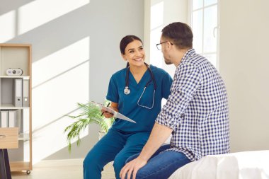 Bakıcı ve profesyonel kadın doktor ya da hemşire, muayene sırasında ya da hastane muayenehanesinde erkek hastaya tıbbi rehberlik ve sağlık desteği sunar..