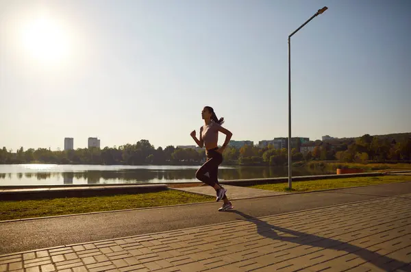 Pewna Siebie Zmotywowana Kobieta Sportowiec Posiadające Trening Joggingu Świeżym Powietrzu Zdjęcia Stockowe bez tantiem