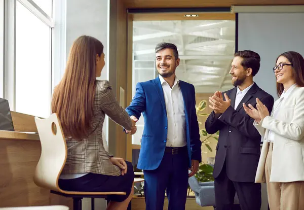 一群年轻的商人在办公室里互相微笑握手 专业团队象征团队合作的胜利 成功和现代工作伙伴关系的力量 — 图库照片