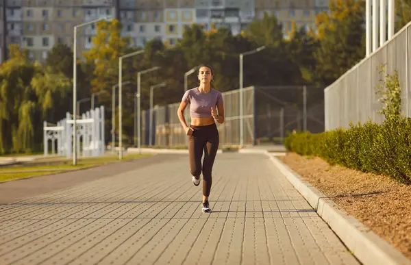 Młoda Kobieta Biegająca Samotnie Parku Miejskim Zdrowa Wysportowana Kobieta Fitness Obrazy Stockowe bez tantiem