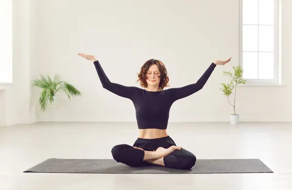Yoga Seansı Spor Stüdyosunda Meditasyon Yapan Aktif Mutlu Bir Kadın — Stok fotoğraf