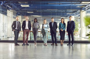 İş dünyası liderleri, kamera karşısında tam boy portre, mutlu çok kültürlü ofis çalışanları, kurumsal hizmet, gururlu ya da iyi kariyer, insan kaynakları birliği.