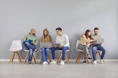 Bir grup zeki genç ofis başkanı oturuyor, laptoplarla birlikte çalışıyor, arkadaşça konuşuyorlar. Yeni bir işbirliği, gençlik takımı iş birliği, iş adamları toplantısı veya ticari toplantı başlatın