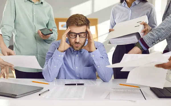 Estressado Cansado Ocupado Trabalho Jovem Camisa Óculos Sentado Mesa Escritório — Fotografia de Stock