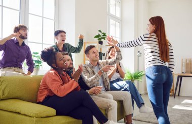 Oyunlarla, kahkahalarla ve oyunculukla dostça bir ev partisi. Dostlar olarak eğlenceye katılın. Canlı bir kutlama için bir araya gelin. Oyunculuk ve oyun..