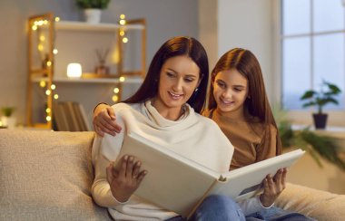 Mutlu ve gülümseyen anne ve kız kanepede oturup, akşamları evde gülücükler saçan bir kitap okuyorlar. Aile ortamından hoşlanırlar, edebiyat üzerine bağ kurarlar..