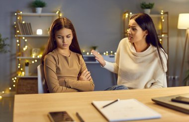 Çocuğunu disipline etmek için mücadele eden bir ebeveyn. Memnun olmayan bir anne, okul sorunlarını, F, D notlarını, sınıfta kötü davranışları tartışmayı reddeden hayal kırıklığına uğramış bir okul çocuğuyla konuşmaya çalışıyor.