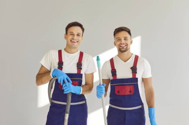 Daha temiz erkek grup portresi, mutlu profesyonel temizlikçi servisi temizlik görevini tamamlamakla meşgul. Temizlik yapmak, ev işlerini yapmak, temizlik yapmak, temizlik yapmak, temizlik yapmak, temizlik yapmak ve ekipmanla temizlik yapmak için işe alınan genç takım.