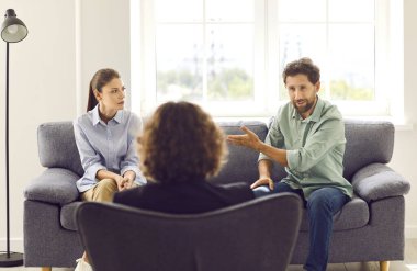 Evlilik sorunları yüzünden birbirlerini suçlayan genç bir çift terapi seansı sırasında aile terapisti koltuğunda oturuyor. Erkek psikolog hastalarını dinleyip çözüm bulmaya çalışıyor..