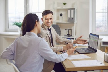 Mutlu meslektaşlar, muhasebe ve iş görüşmelerinde dizüstü bilgisayar kullanarak ofiste birlikte çalışırlar. Üretken toplantıda işbirliği ve takım çalışması, iş ortamında birlikte çalışma.