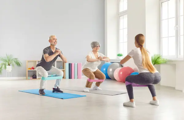 Elderly Mature People Group Exercising Rubber Band Fitness Trainer Gym — Stock Photo, Image