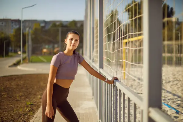 Şehir Parkında Spor Egzersizleri Yaptıktan Sonra Kameraya Bakan Neşeli Kadının Telifsiz Stok Fotoğraflar