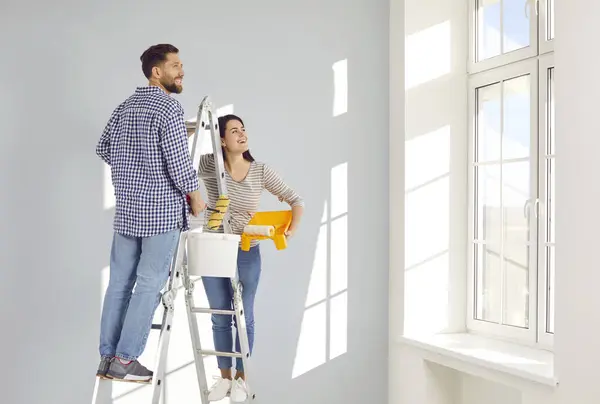 Junges Familienpaar Renoviert Und Streicht Wände Haus Glückliche Fröhliche Männer Stockbild