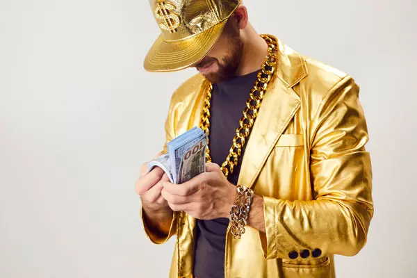 Bohatý Muž Zlatém Obleku Počítá Peníze Bílém Pozadí Tento Obraz — Stock fotografie