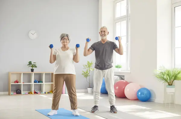 Aktif Mutlu Yaşlı Insanlar Dambıllarla Egzersiz Yapan Yaşlılar Yaşlıların Sağlık - Stok İmaj