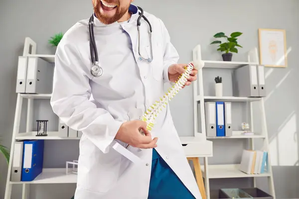Lustiger Junger Mann Arzt Orthopäde Steht Der Arztpraxis Männlicher Chiropraktiker lizenzfreie Stockbilder