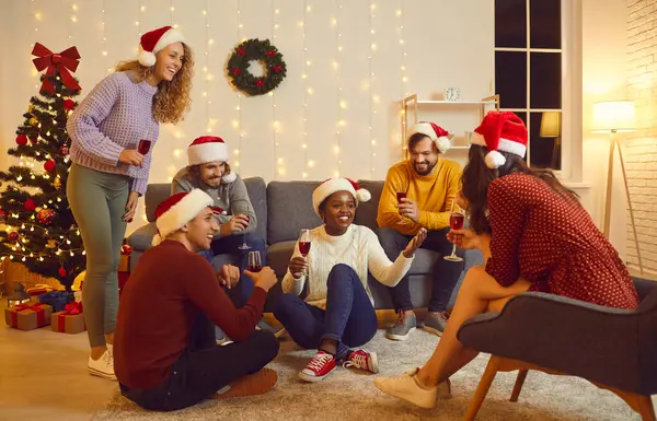 Smilende Multiraciale Mennesker Drikker Champagne Fejrer Nytår Sammen Hjemme Glade Royaltyfrie stock-billeder