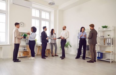 Bir grup iş adamının buluştuktan sonra konuştuğu uzun bir fotoğraf. Şirket çalışanları ya da modern ofiste veya konferans salonunda iş projesini tartışan personel grubu.