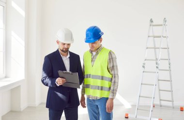 Mimar, mühendis ya da iç mimar işçilere yeni bir daire planı, emlakçı danışmanına emlak yenileme, onarım yatırımları ve apartman inşaatında danışmanlık yapıyor.