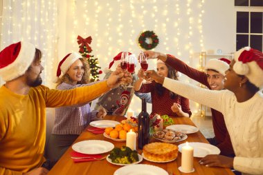 Bir grup neşeli, çok ırklı genç arkadaş Noel 'i rahat bir evde kutluyor. Noel Baba şapkalı insanlar Noel yemeğinde şenlik masasında otururken kadeh tokuşturuyorlar..