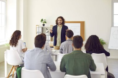 Sınıfta bir ders sırasında bir grup genç öğrenciyi inceleyen kendini adamış bir öğretmenin olduğu sınıf. Öğretmen bilgiyi öğretirken okul ortamı bir öğrenim merkezi haline geliyor..