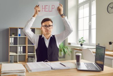 Banner 'a yardım et, üzgün işadamı destek iste, evrak işlerinde acil yardım iste. Ofis yöneticisinin fazla mesai yapması finansal hesapları analiz etmekte zorlanıyor, teslim tarihi sorunu var, çözüm yok