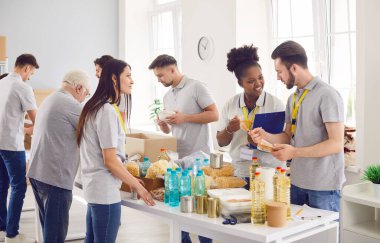 Çeşitli yardımsever gönüllü gruplar hayır kurumunda çalışıyor, muhtaçlara bağışta bulunuyor. Sadaka, bağış şeyleri, yiyecek bankası stokları, temel ihtiyaçlar, ihtiyacı olan insanlar için bedava yemek.