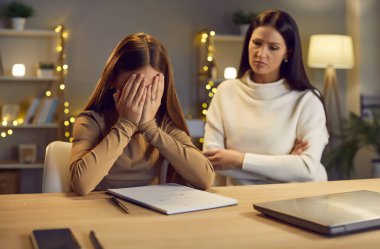Anne, akşam evde ödev yapan ağlayan genç kızıyla birlikte oturur. Üzüntü ve hüsran, anne eğitim sürecinde destek, yardım ve teselli sağlar..