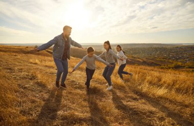 Mutlu aile doğası tatilleri, oyun oynamak, hafta sonunu birlikte geçirmek, ebeveynler, çocuklar eğleniyor. Dostça açık hava eğlencesi, dinlenme aktivitesi, kır keyfi ya da kırsal yaşam yürüyüşü